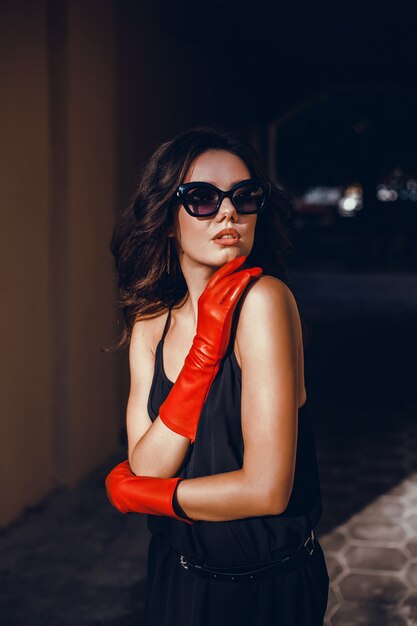 Retrato de mujer de belleza en la calle, retrato al aire libre, modelo de fahion