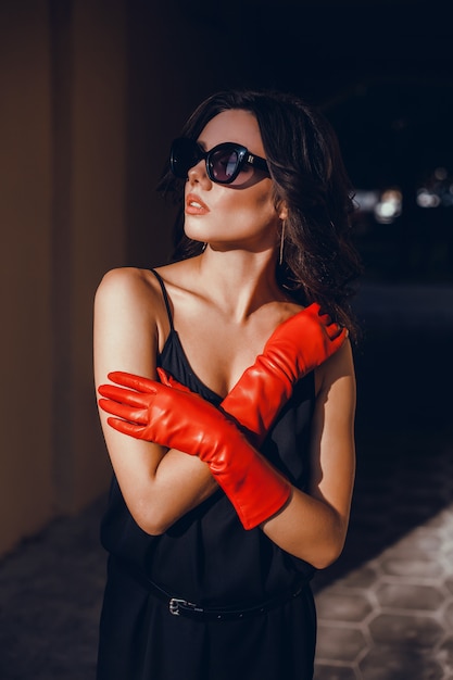 Retrato de mujer de belleza en la calle, retrato al aire libre, modelo de fahion