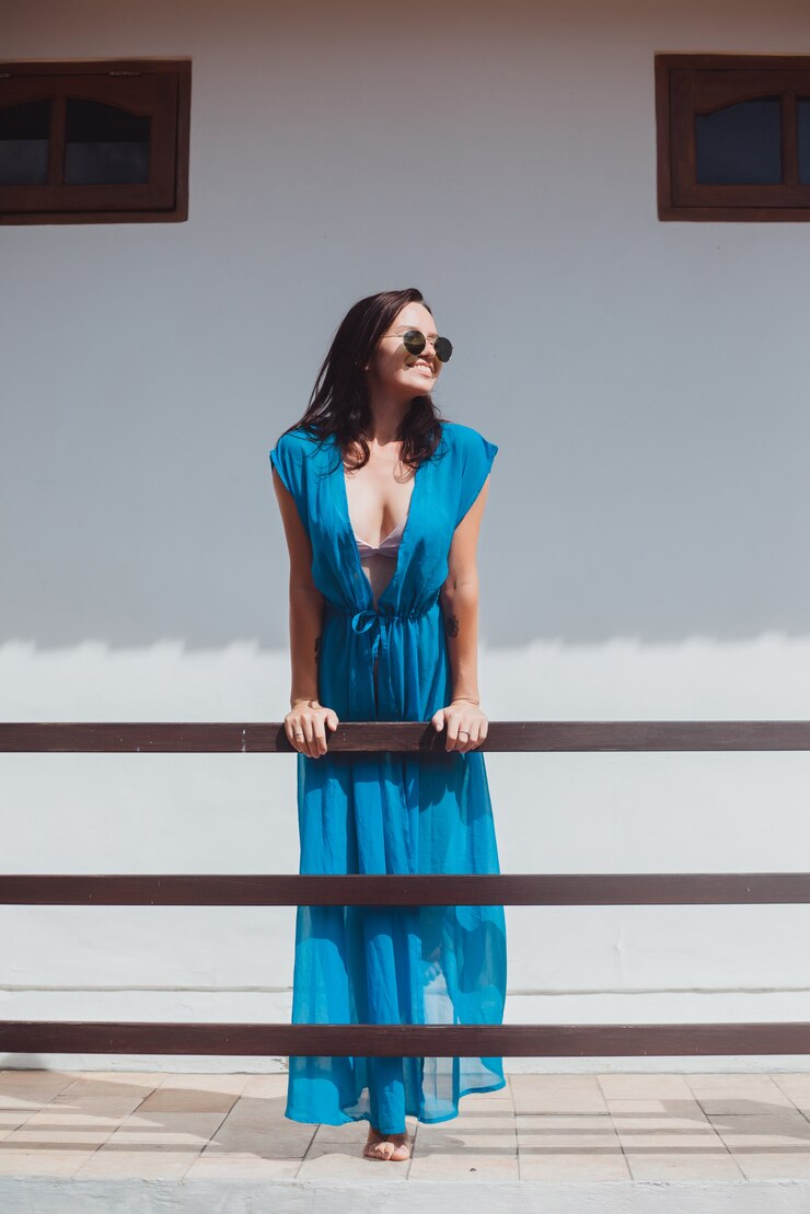 Foto gratuito retrato de mujer de belleza en la calle, retrato al aire libre, modelo de moda
