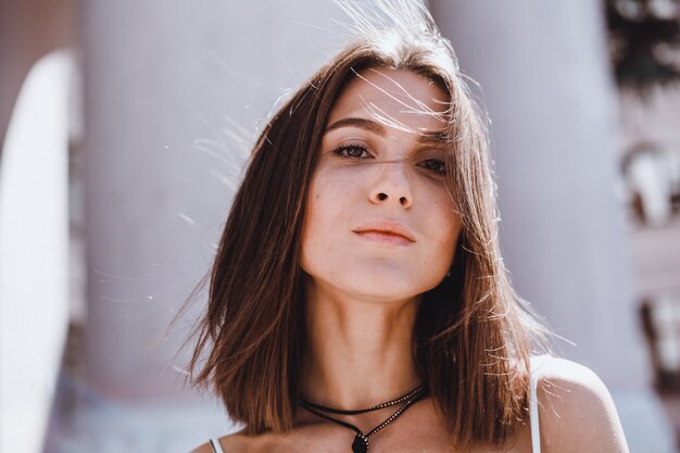 Retrato de mujer de belleza en la calle, retrato al aire libre, modelo de moda