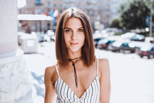 Retrato de mujer de belleza en la calle, retrato al aire libre, modelo de moda