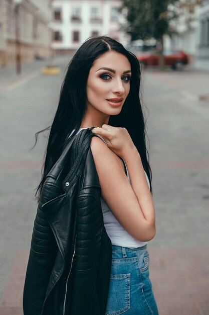 Retrato de mujer de belleza en la calle, retrato al aire libre, modelo de moda