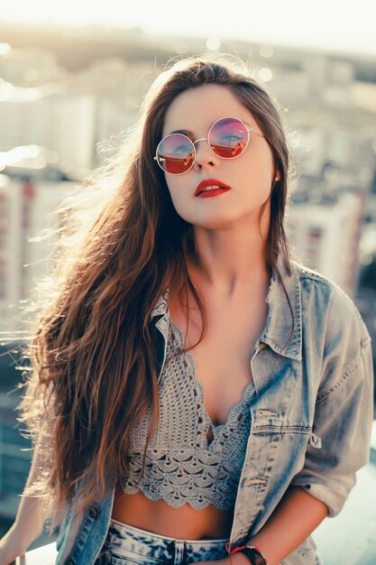 Retrato de mujer de belleza en la calle, retrato al aire libre, modelo de moda