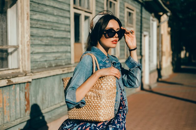 Retrato de mujer de belleza en la calle, retrato al aire libre, modelo de moda