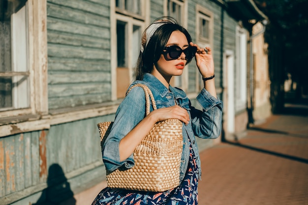 Retrato de mujer de belleza en la calle, retrato al aire libre, modelo de moda