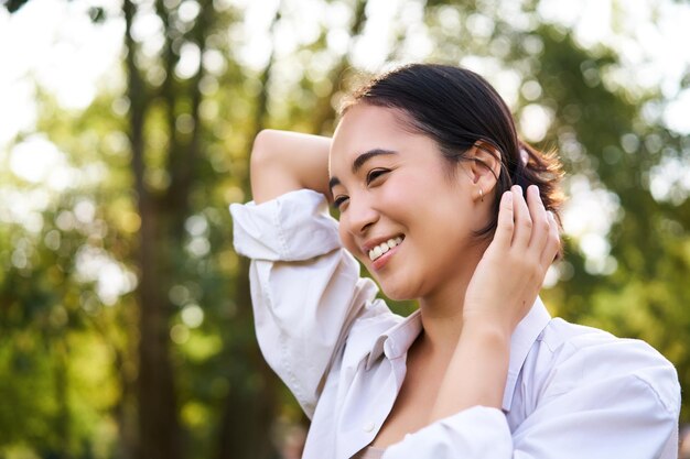 Foto gratuita retrato de mujer y belleza de una joven asiática feliz caminando por las calles disfrutando de un paseo en el parque smil