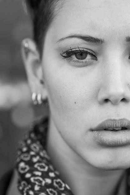 Retrato de mujer en blanco y negro