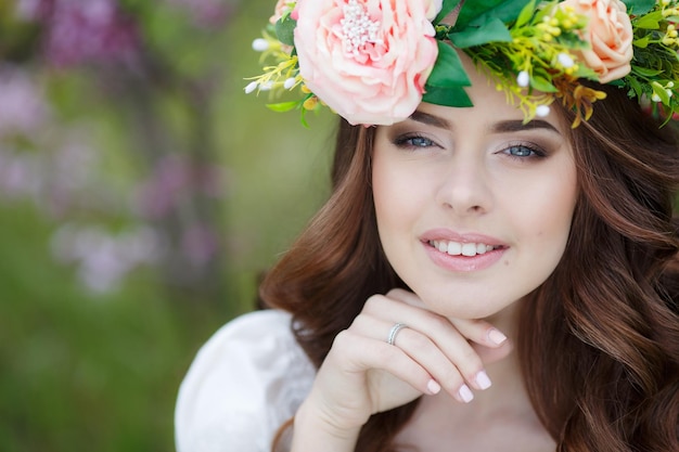 Foto gratuita retrato de mujer bonita al aire libre