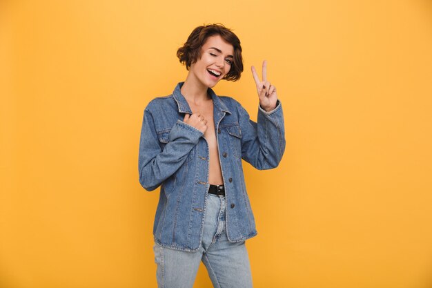 Retrato de una mujer bonita alegre vestida con chaqueta vaquera