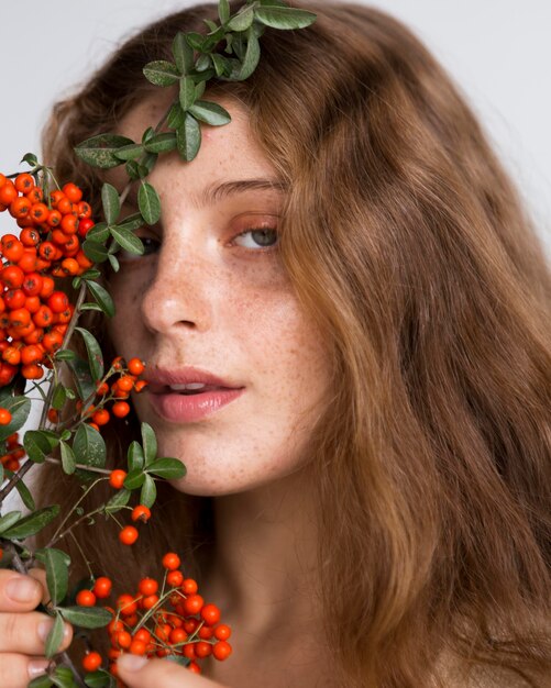 Retrato de mujer bonita con árboles y frutas