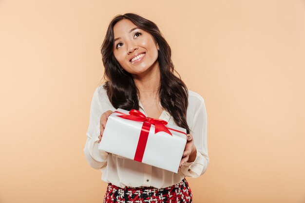 Retrato de una mujer bonita asiática con caja de regalo