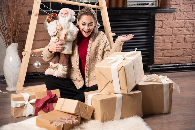 Retrato de mujer bonita emocionada por un regalo de Navidad