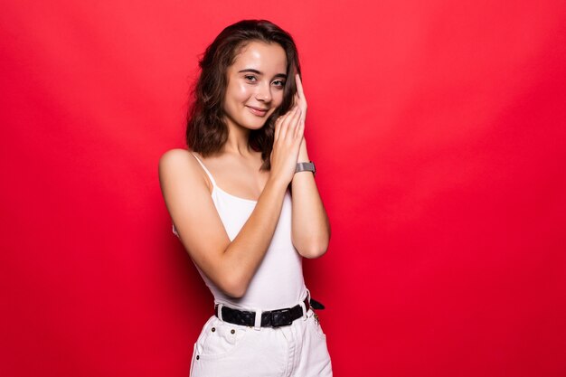 Retrato de mujer bonita encantadora aislada en la pared roja