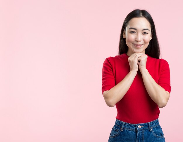 Foto gratuita retrato mujer bonita con espacio de copia