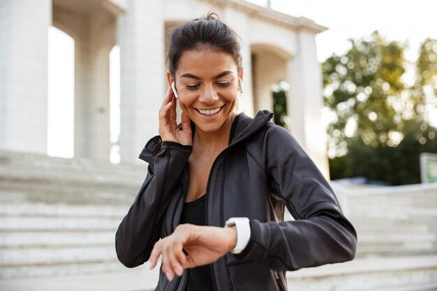 Retrato de una mujer bonita fitness en auriculares