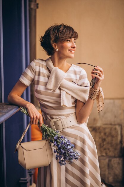 Retrato de mujer bonita con flores