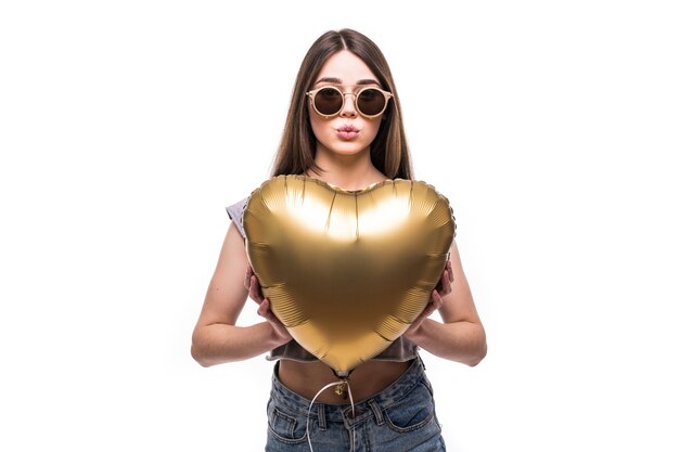 Retrato de mujer bonita con forma de corazón de globo