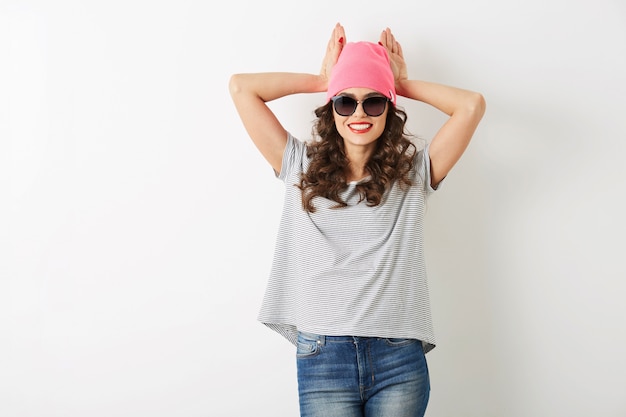Foto gratuita retrato de mujer bonita hipster divertida con sombrero rosa, gafas de sol, sonriente, estado de ánimo feliz, emoción aislada, alegre, tendencia de moda primaveral, estilo casual, camiseta, ropa de moda
