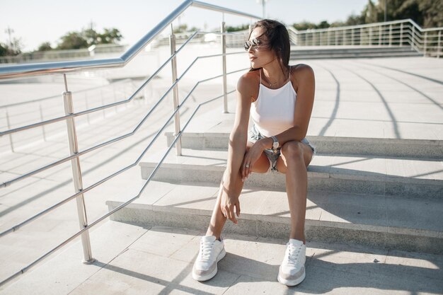 Retrato de mujer bonita joven al aire libre