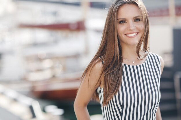 Retrato de mujer bonita joven al aire libre