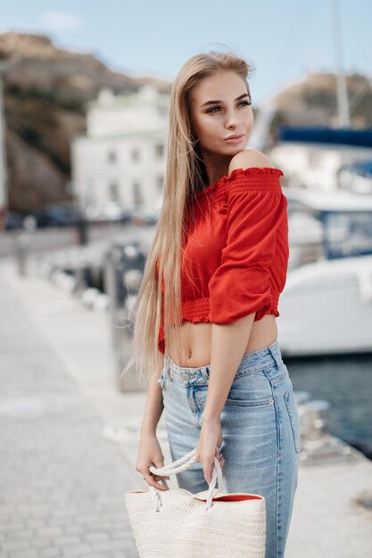 Retrato de mujer bonita joven al aire libre