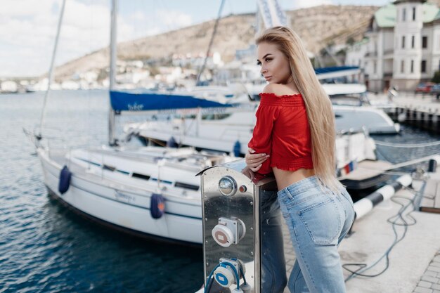 Retrato de mujer bonita joven al aire libre