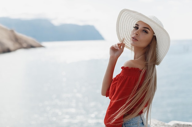 Retrato de mujer bonita joven al aire libre