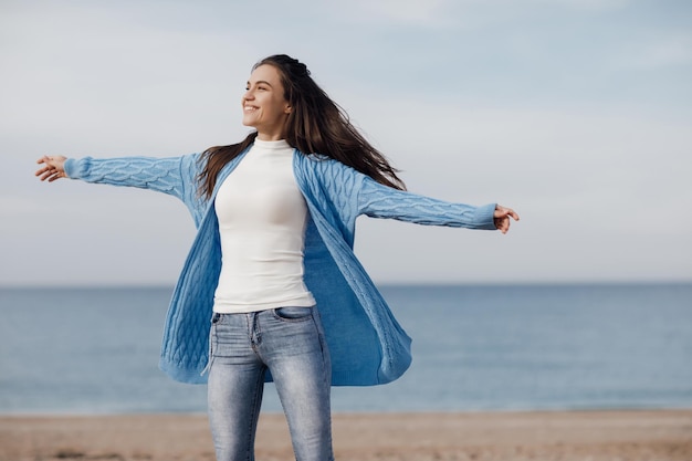 Retrato de mujer bonita joven al aire libre