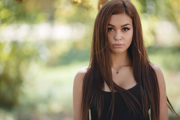 Retrato de mujer bonita joven al aire libre