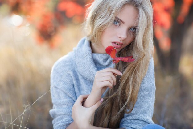 Retrato de mujer bonita joven al aire libre