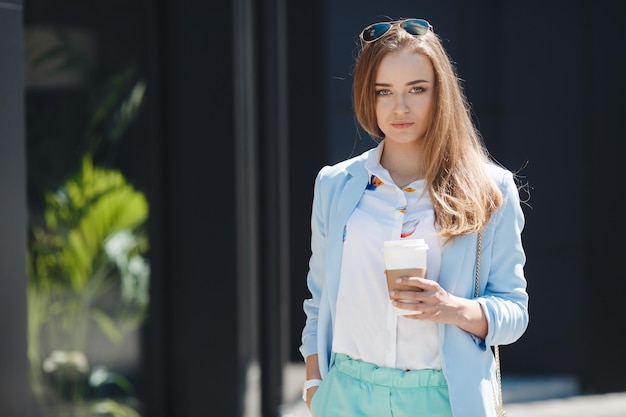 Retrato de mujer bonita joven al aire libre