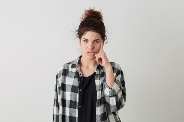 Retrato de mujer bonita joven inconformista en camisa a cuadros pensando, teniendo un problema, posando aislado