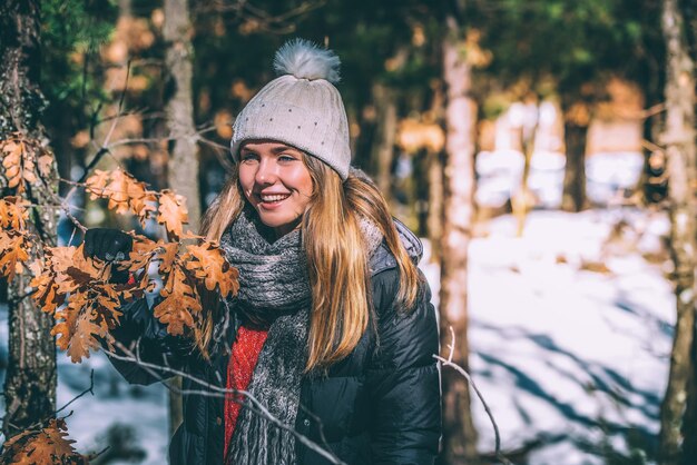 Retrato mujer bonita joven en invierno en la nieve