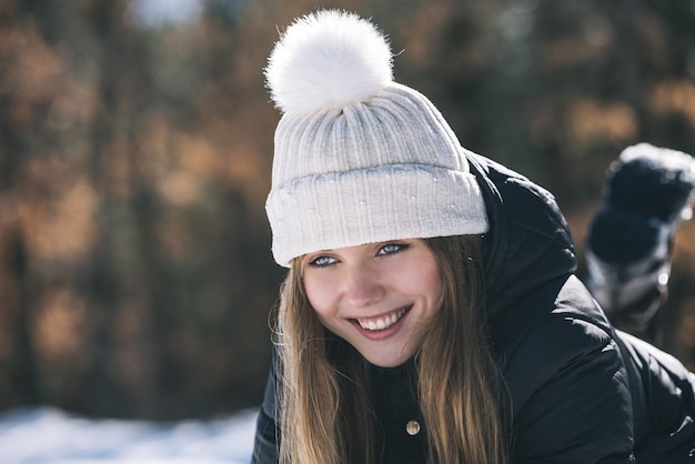 Retrato mujer bonita joven en invierno en la nieve