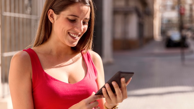 Retrato de mujer bonita navegando por teléfono móvil