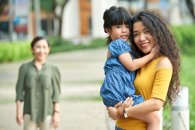 Foto gratuita retrato de mujer bonita con pequeña hija