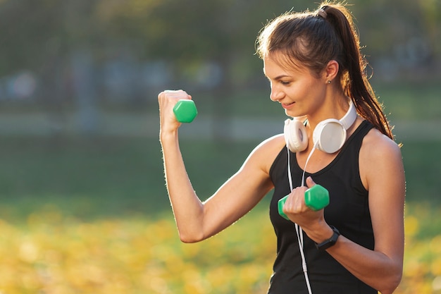 Retrato de mujer bonita con pesas fitness