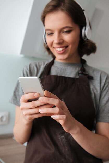 Retrato de una mujer bonita riendo en auriculares