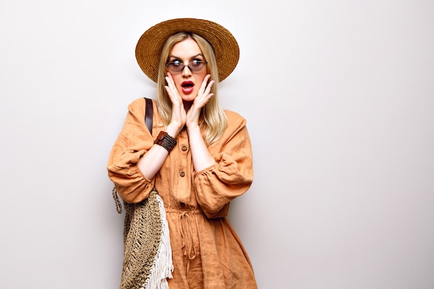 Retrato de mujer bonita rubia con sombrero de paja y traje boho de cerca