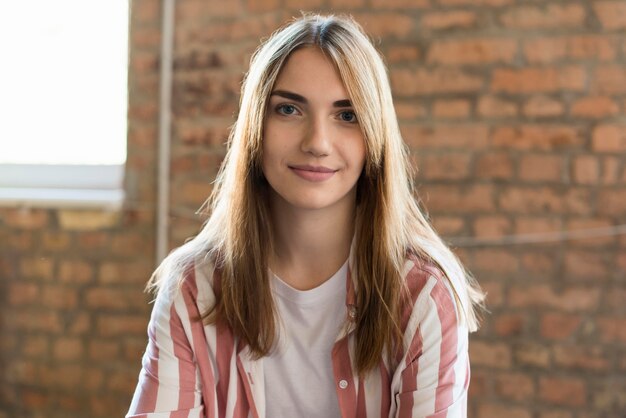 Retrato de mujer bonita sonriendo