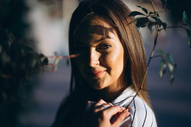 Foto gratuita retrato de mujer bonita