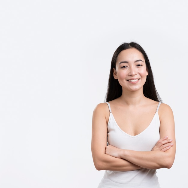 Foto gratuita retrato mujer con los brazos cruzados