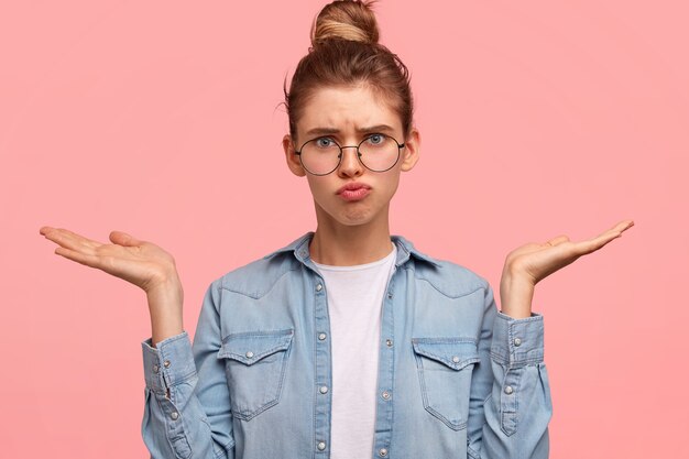 Retrato de mujer con cabello en un moño y vistiendo camisa vaquera