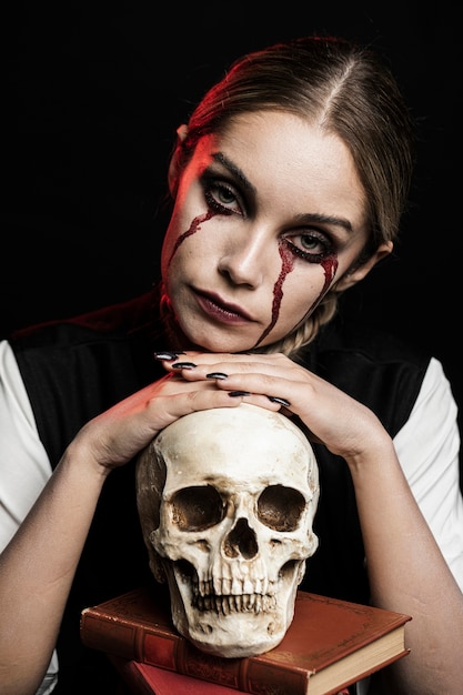 Retrato de mujer con calavera y libros