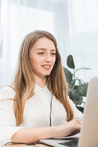 Retrato de mujer de call center