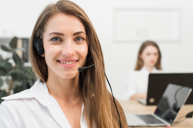 Retrato de mujer de call center