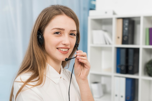 Retrato de mujer de call center