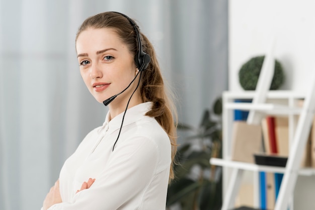 Foto gratuita retrato de mujer de call center