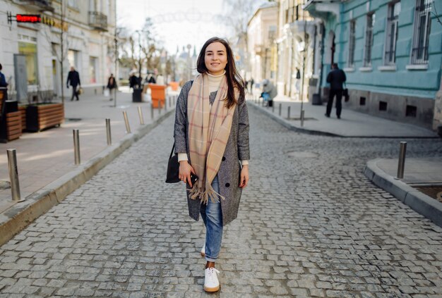 Retrato de mujer caminando en la calle