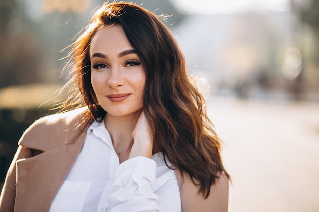 Retrato de mujer en camisa blanca y abrigo